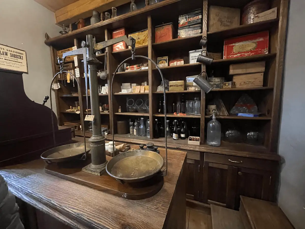 Sklep z produktami kolonialnymi w Miasteczku Galicyjskim